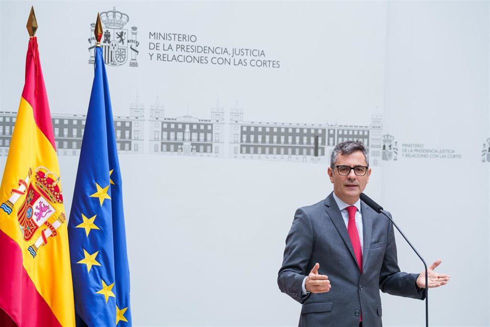 El ministro de la Presidencia, Justicia y Relaciones con las Cortes, Félix Bolaños, ofrece declaraciones antes de una reunión con el  presidente del Consejo General de la Abogacía Española, en el Palacio de Parcent.