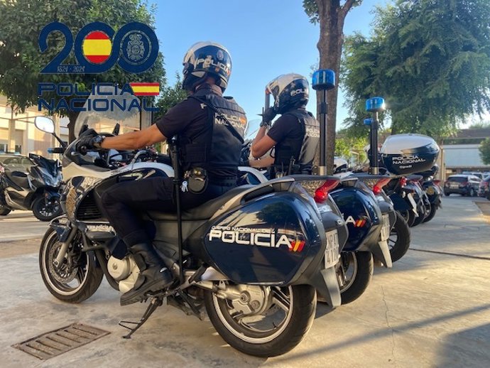 Archivo - Agentes de la Policía Nacional en vehículos del Cuerpo.