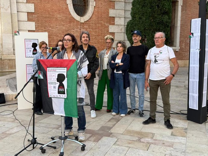 La asociación de actores y actrices profesionales valencianos realiza una lectura de los nombres de los niños y niñas asesinados en Gaza, este lunes en València