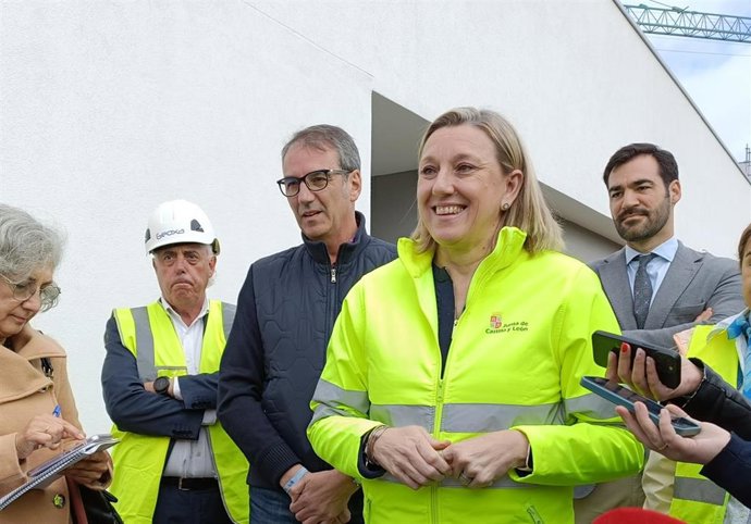La vicepresidenta de la Junta y consejera de Familia e Igualdad de Oportunidades, Isabel Blanco, visita las obras de construcción de la nueva Uvad de León.