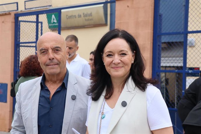 Rafi Crespín, junto a Antonio Hurtado, a las puertas del Centro de Salud Occidente Azahara de Córdoba.