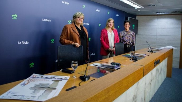 La consejera de Agricultura, Ganadería, Mundo Rural y Medio Ambiente, Noemí Manzanos, junto a la alcaldesa de Autol, Catalina Bastida, y la presidenta de la Asociación de Cultivadores de La Rioja, Navarra y Aragón, Rebeca Lavega, presenta Jornadas Seta