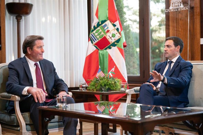 El lehendakari, Imanol Pradales, recibe al congresista del Partido Demócrata de Estados Unidos Jon Garamendi en el Palacio Ajuria Enea