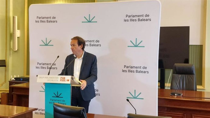 El portavoz del PSIB, Marc Pons, comperece ante los medios.