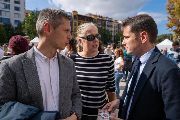 El secretario de Política Autonómica del PSOE y portavoz parlamentario, Mario Iglesias, con el secretario general del PSC-PSOE, Pedro Casares