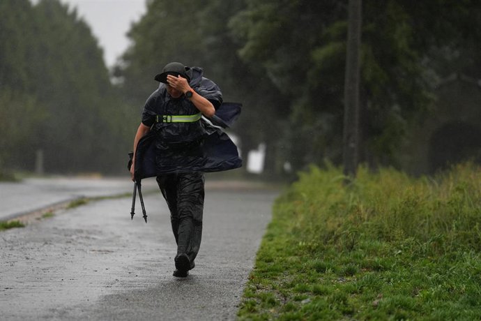 Archivo - Un peregrino camina bajo la lluvia, en Santiago de Compostela, A Coruña, Galicia (España). 