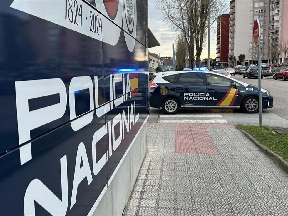 Archivo - Coches de la Policía Nacional.