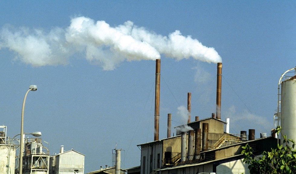 Expertos industriales y tecnológicos analizarán este martes en Santander alternativas para la descarbonización.-ARCHIVO