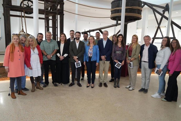 La consejera de Política Social, Familias e Igualdad, Conchita Ruiz, junto al alcalde de La Unión, Joaquín Zapata, y usuarios de la residencia Cristo de los Mineros en la exposición artística creada por algunos residentes y abierta al público