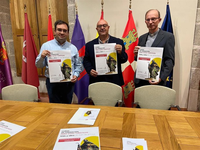 El coordinador de la Red Huellas de Teresa y concejal de Turismo, Deportes y Fiestas del Ayuntamiento de Ávila, Carlos López, junto con el director del Cites, Jerzy Nawojowski, y el secretario de la Red, Israel Muñoz.