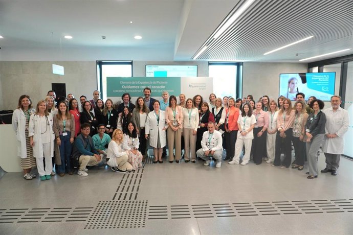 Foto de famila de los asistentes a la primera jornada de la Semana de la Experiencia del Paciente.