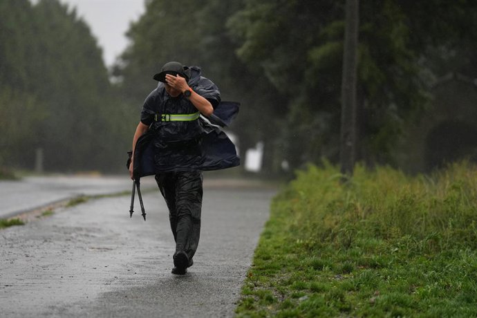 Archivo - Un peregrino camina bajo la lluvia, a 9 de octubre de 2024, en Santiago de Compostela, A Coruña, Galicia (España). La Agencia Estatal de Meteorología (AEMET) ha puesto a Galicia en alerta naranja por la borrasca Kirk, que provoca rachas de vient