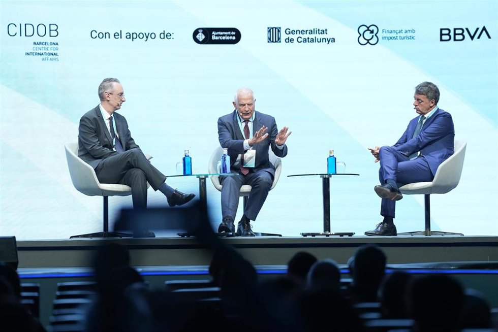 El presidente de Cidob, Josep Borrell, y el exprimer ministro de Italia Matteo Renzi, durante la segunda edición del foro 'World in Progress', en el Palau de Congressos de Catalunya, 20 de octubre de 2025, en Barcelona, Catalunya (España). Prisa organiz