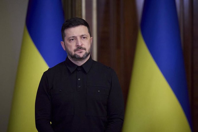 13 de outubro de 2025, Kiev, Ucrânia: O presidente ucraniano, Volodymyr Zelenskyy, ouve uma pergunta durante uma coletiva de imprensa conjunta com a ministra das Relações Exteriores da União Europeia, Kaja Kallas, após uma reunião bilateral no Palácio Mar