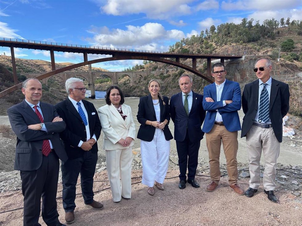 La presidenta de la Junta de Extremadura, María Guardiola, y otras autoridades en la inauguración del nuevo viaducto de Alcántara