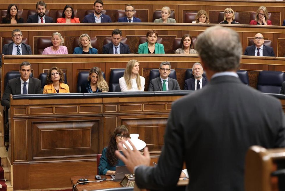El presidente del PP, Alberto Núñez Feijóo se dirige a la bancada socialista, durante una sesión de control al Gobierno, en el Congreso, a 15 de octubre de 2025, en Madrid (España).