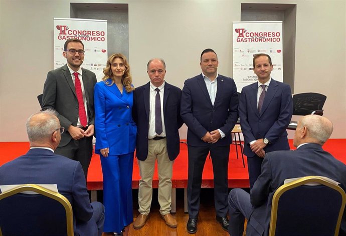 De izquierda a derecha: El concejal de Turismo, Ángel Fernández Silva; la viceconsejera Mar Sancho; el diputado de Turismo, Juan Carlos Zaballos; el presidente de los hosteleros, Jorge Moro, y el divulgador gastronómico, David Monaguillo.