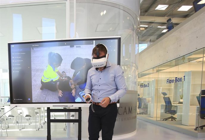 Archivo - En la imagen, el vicedecano de la Facultad de Ciencias de la Salud y coordinador del programa, Manuel Pardo, visiona un vídeo 360 con gafas de realidad virtual en el UCAM HiTech