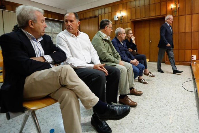 A la derecha, el expresidente de la Comunidad, Ramón Luis Valcárcel, antes de comparecer como testigo en el juicio por el caso Novo Carthago