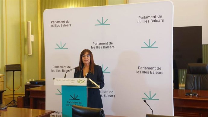 La portavoz de Vox en el Parlament, Manuela Cañadas, en rueda prensa.