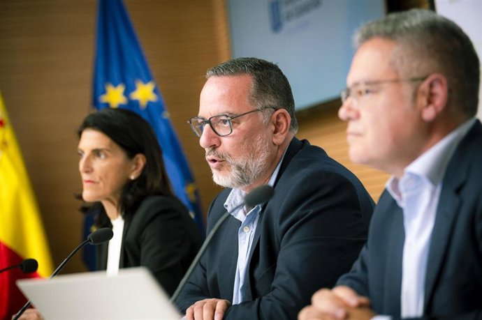 La vicepresidenta segunda del Parlamento de Canarias, Ana Dorta, el consejero de Educación del Gobierno de Canarias, Poli Suárez, y el viceconsejero, Juan Manuel Santana, en la presentación de una 'app' sobre absentismo escolar