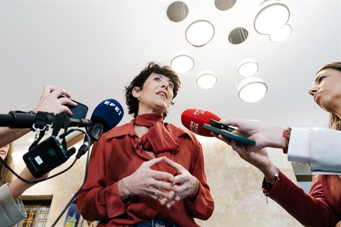 La ministra de Inclusión, Seguridad Social y Migraciones, Elma Saiz, atiende a los medios de comunicación