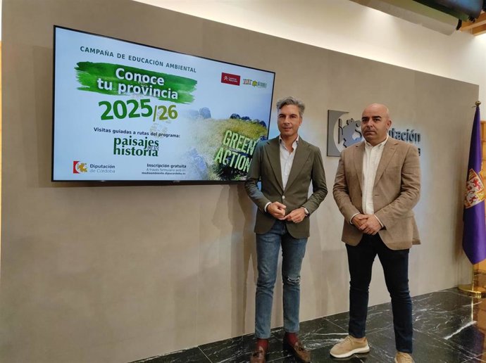 El delegado de Infraestructuras, Sostenibilidad y Agricultura en la Diputación, Andrés Lorite (izda.), y el alcalde de Espiel, Antonio Bejarano, en la presentación de 'Conoce tu provincia'.