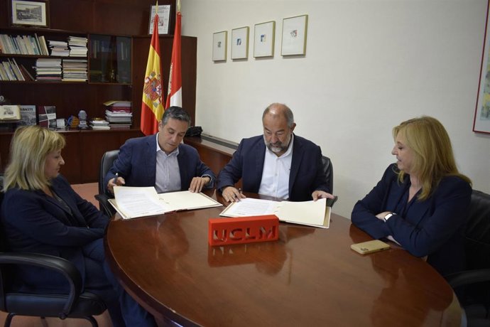 El rector de la Universidad de Castilla-La Mancha (UCLM), Julián Garde, y el secretario general de CCOO en Castilla-La Mancha, Javier Ortega.