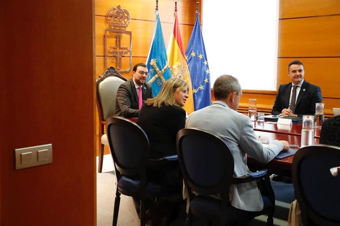 El presidente del Principado de Asturias, Adrián Barbón, preside la reunión del consejo de Gobierno.