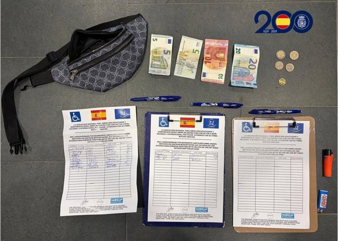 Efectos incautados a los dos jóvenes que pedían dinero para una asociación inexistente en Salamanca.