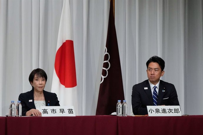 23 de setembro de 2025, Tóquio, Japão: O ex-ministro da Segurança Econômica do Japão, Sanae Takaichi, à esquerda, e o ministro da Agricultura, Shinjiro Koizumi, à direita, participam da coletiva de imprensa conjunta dos candidatos às eleições presidenciai