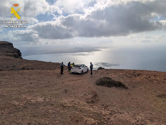 Agentes de la Guardia Civil, Policía Local de Haría y enfermero del SUC auxiliando a una persona en Lanzarote