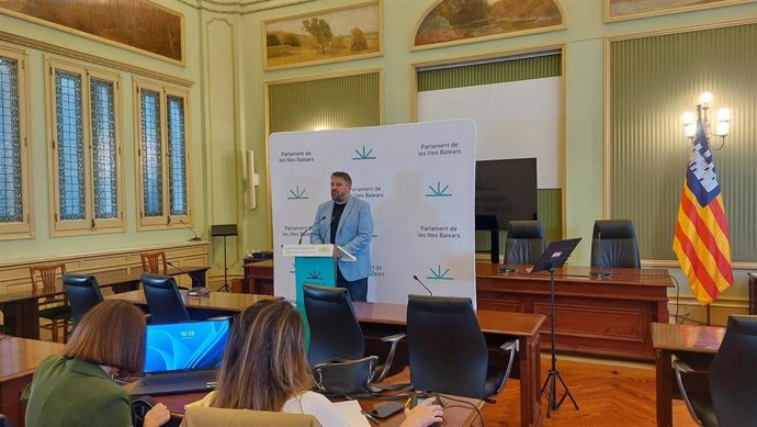 El portavoz de MÉS per Mallorca, Lluís Apesteguia, en rueda de prensa.