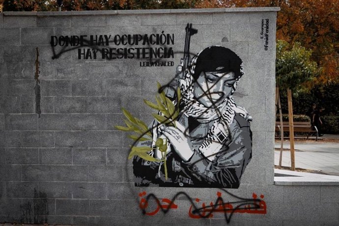 Mural de la activista palestina Leila Khaled vandalizado en Alcorcón