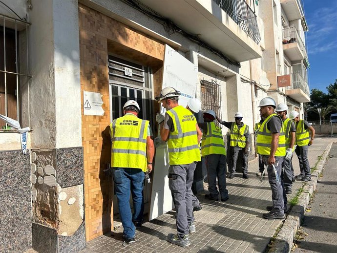 Comienzan a demoler un bloque en estado de ruina del barrio de San Antón en Elche