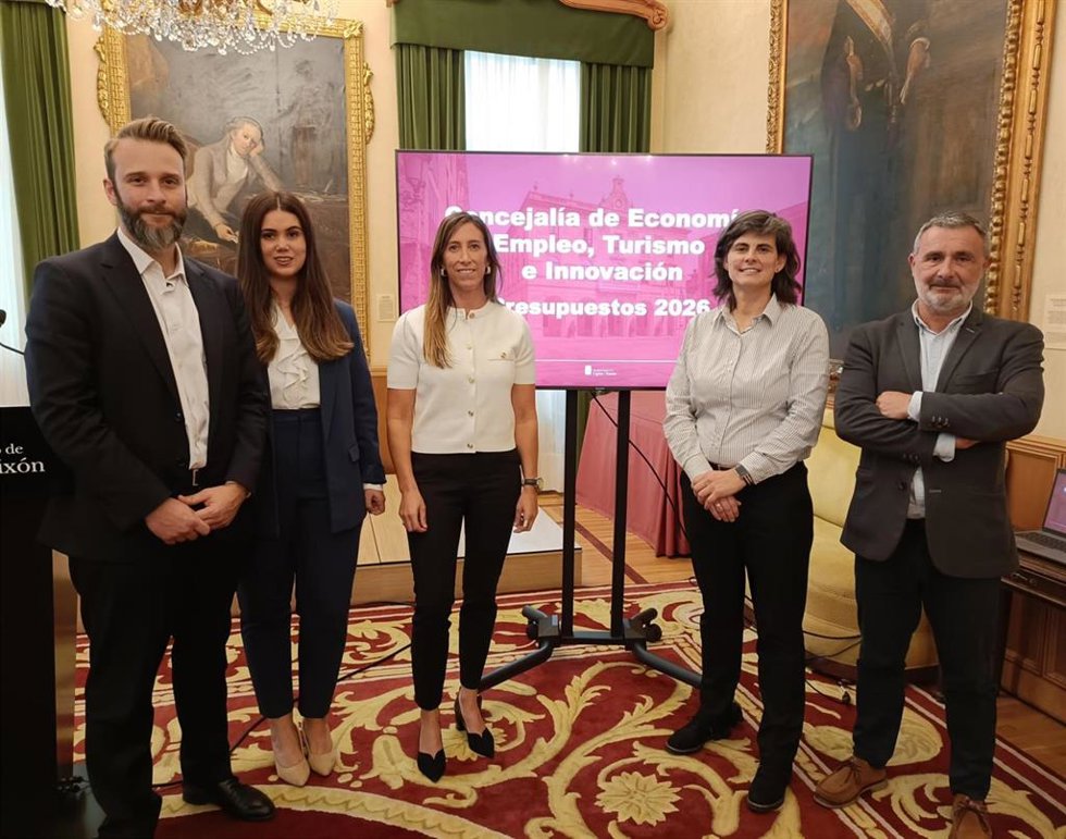 La vicealcaldesa de Gijón y concejala de Economía, Empleo, Turismo e Innovación, Ángela Pumariega (tercera por la izda), en rueda de prensa en el Consistorio gijonés junto al equipo directivo de su Concejalía.
