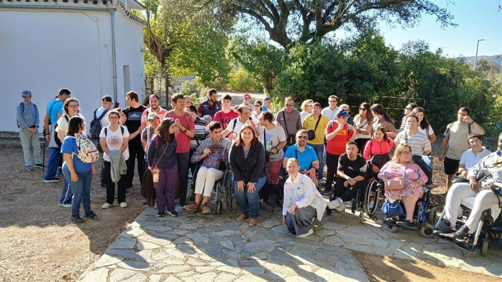 La delegada territorial de Medio Ambiente, junto a los participantes en la iniciativa de senderos inclusivos, que tienen algún tipo de diversidad funcional.