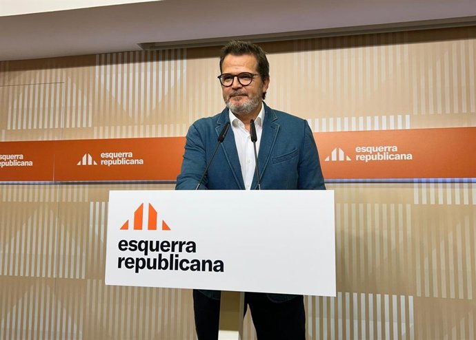 El vicesecretario general de Comunicación y portavoz de ERC, Isaac Albert, en una rueda de prensa en la sede del partido