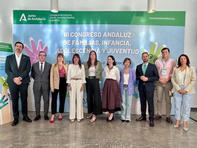 La consejera de Inclusión Social, Juventud, Familias e Igualdad, Loles López, junto a otras autoridades en la inauguración de la tercera edición del Congreso Andaluz de Familias, Infancia, Adolescencia y Juventud, celebrado en Mijas (Málaga).