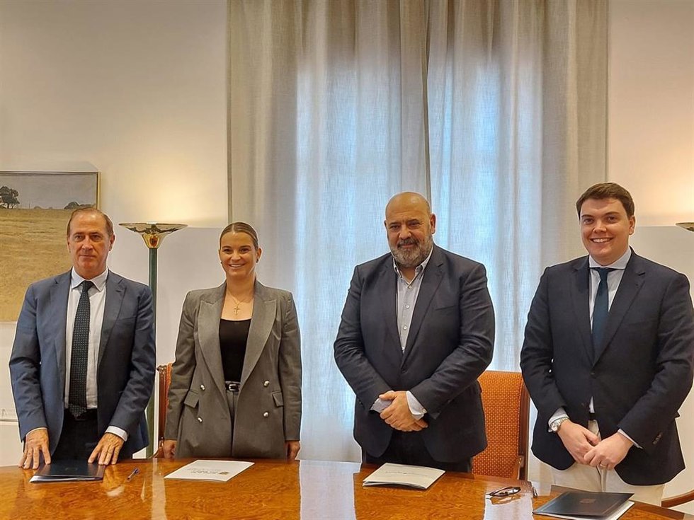 (I-D) El Conseller Del Mar Y Del Ciclo Del Agua, Juan Manuel Lafuente; La Presidenta Del Govern, Marga Prohens; El Alcalde De Palma, Jaime Martínez, Y El Presidente De Emaya, Lloren Bauz, En La Firma De Renovación Del Convenio