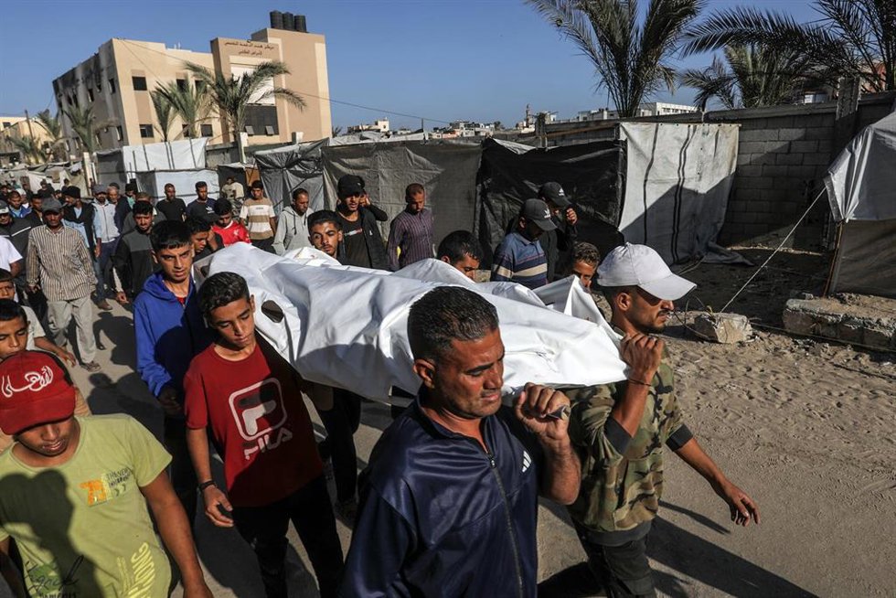 20 October 2025, Palestinian Territories, Gaza City: Palestinians bid farewell to their relatives and loved ones killed in an Israeli attack despite the ceasefire agreement. Photo: Abed Rahim Khatib/dpa