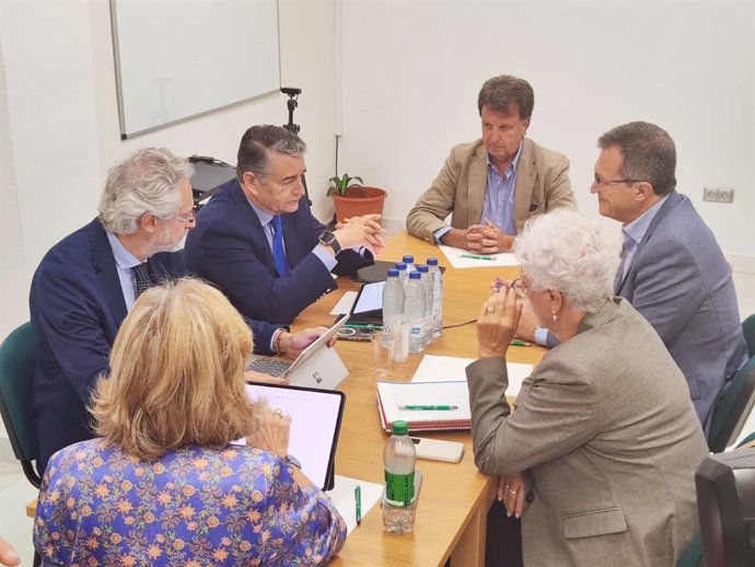Reunión del consejero de Sanidad, Presidencia y Emergencias, Antonio Sanz, con el Sindicato Médico de Andalucía (SMA).