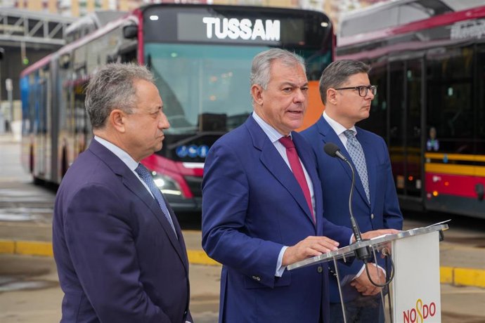 El alcalde de Sevilla, José Luis Sanz, presenta 17 nuevos autobuses híbridos de Tussam