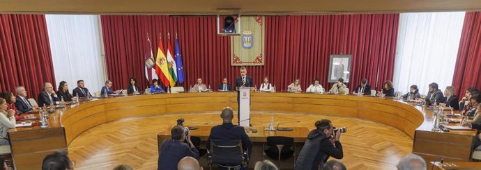 El alcalde de Logroño, Conrado Escobar, interviene durante la primera sesión del Debate sobre el Estado de la Ciudad en el Ayuntamiento de Logroño, a 20 de octubre de 2025, Logroño, La Rioja (España).