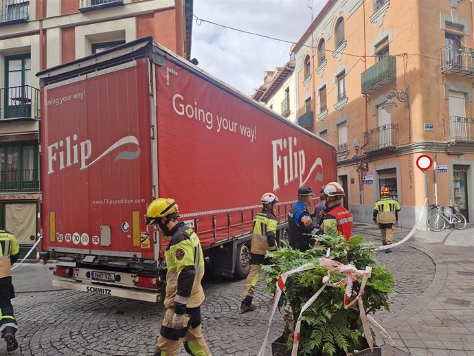 Un trailer permanece atrapado desde hace horas en una céntrica calle de Valladolid .