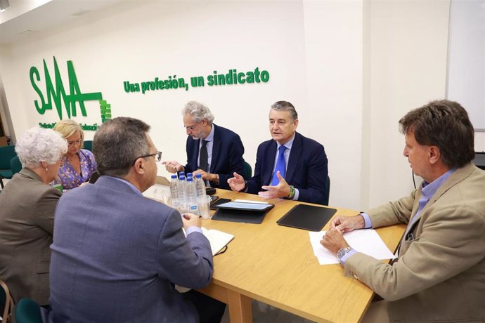 El consejero de Sanidad, Presidencia y Emergencias de la Junta de Andalucía, Antonio Sanz, se reúne con el Sindicato Médico Andaluz (SMA). A 20 de octubre de 2025, en Sevilla (Andalucía, España). 