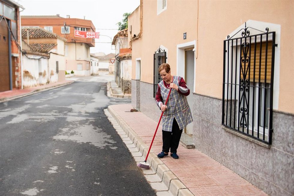 Archivo - Una vecina de la calle Murcia barre la entrada de su casa, a 28 de mayo de 2023, en Pozo Cañada, Albacete, Castilla-La Mancha (España).