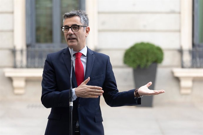 El ministro de la Presidencia, Justicia y Relaciones con las Cortes, Félix Bolaños, atiende a los medios a su llegada a la clausura de una jornada sobre la protección de los menores en el entorno digital, en el Congreso, a 17 de octubre de 2025, en Madrid