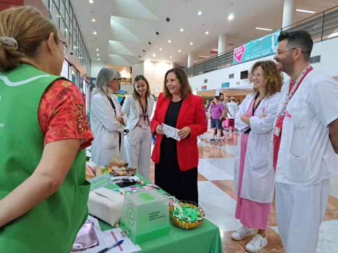 La consellera de Salud, Manuela García, visita las mesas sobre el cáncer de mama de Son Llàtzer