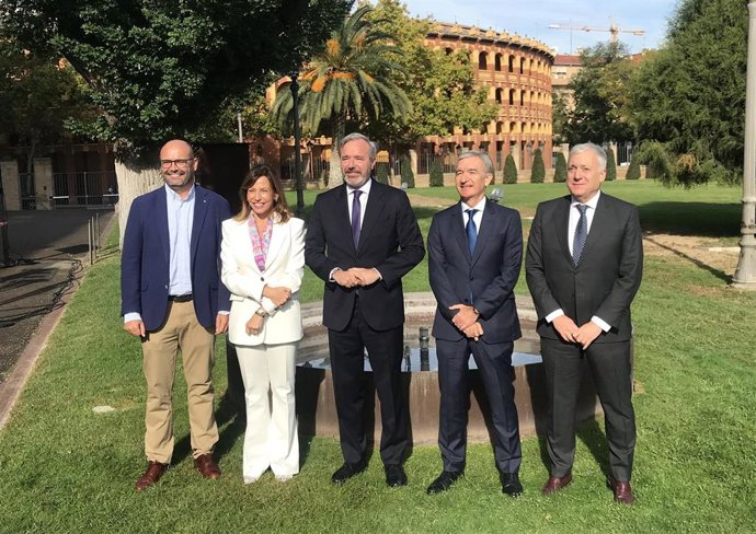 El presidente del Gobierno de Aragón, Jorge Azcón; la alcaldesa de Zaragoza, Natalia Chueca, el consejero delegado de Ibercaja, Víctor Iglesias; y el presidente de la Junta de Compensación de Arcosur, Juan Andrés Sáez, firman protocolo de Arcosur